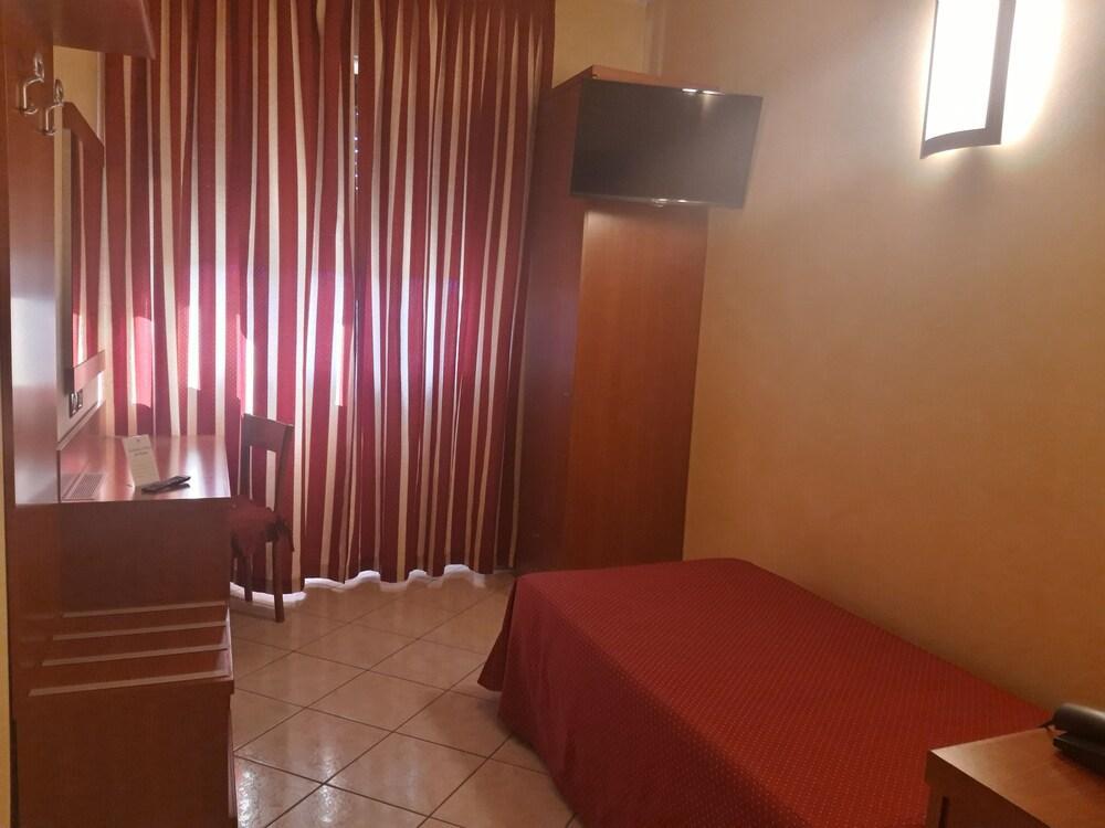 Hotel Ceretto Busca Kültér fotó